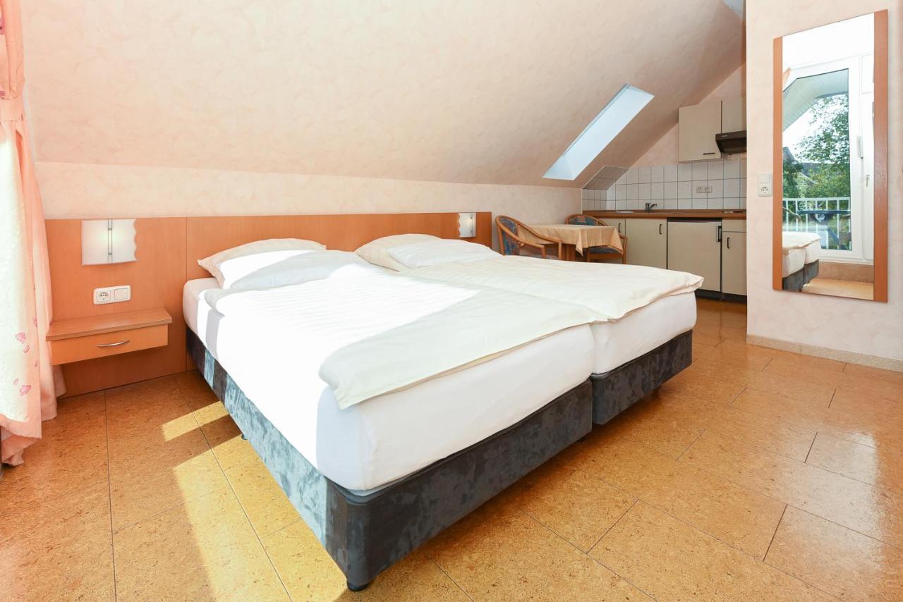 Hotel-Pension Altes Siel Бензерзил Екстериор снимка